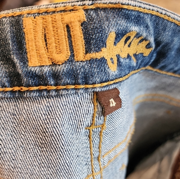 Kut from the kloth Katy boyfriend jean shorts. Cuffed. 6.5". Women's size 4. - Picture 4 of 15